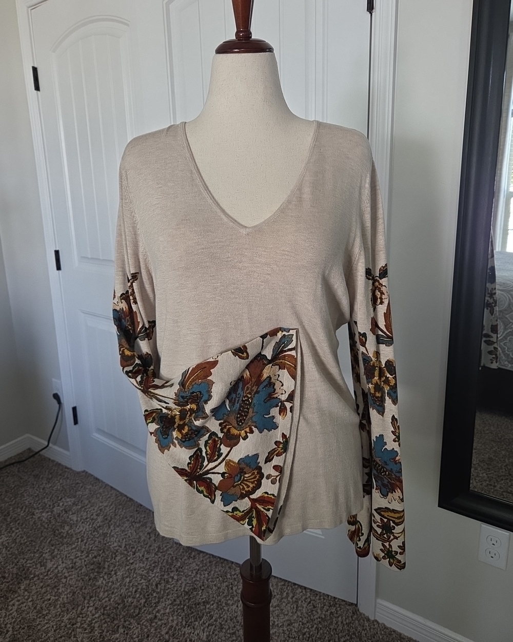 INTERNATIONAL CONCEPTS Beige V-Neck Floral Sleeve Women's Top